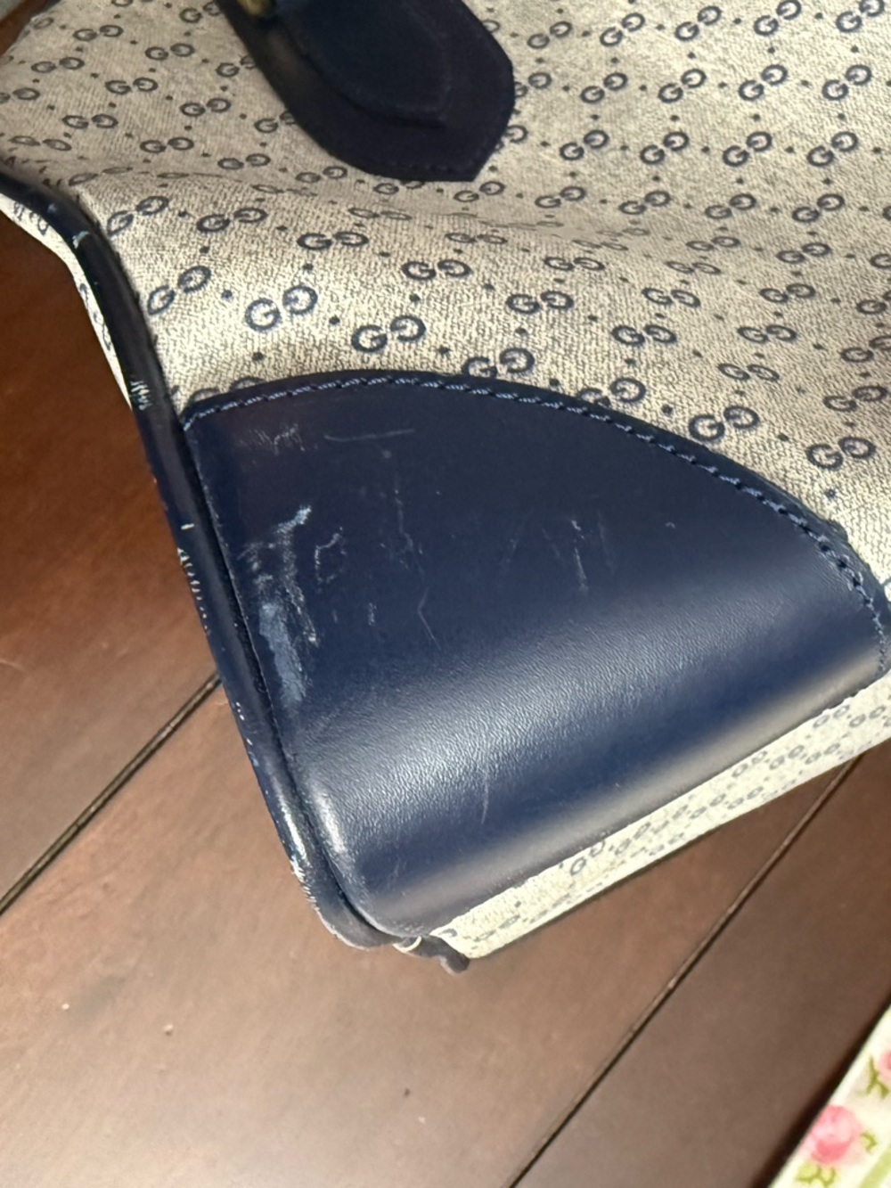 Vintage Gucci Beige GG Canvas Tote with Navy Leather Trim and Gold Hardware - Picture 3 of 7